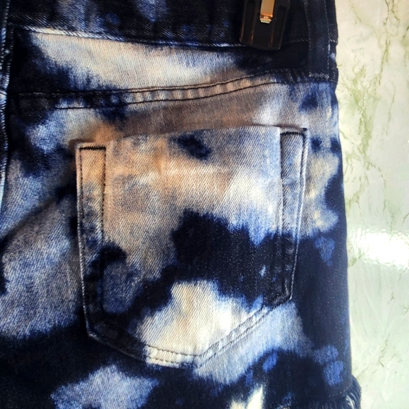 bebe jeans Phantom Wash Jean Shorts - Picture 7 of 10